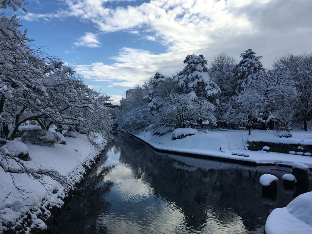 雪の中を流れる川自動的に生成された説明