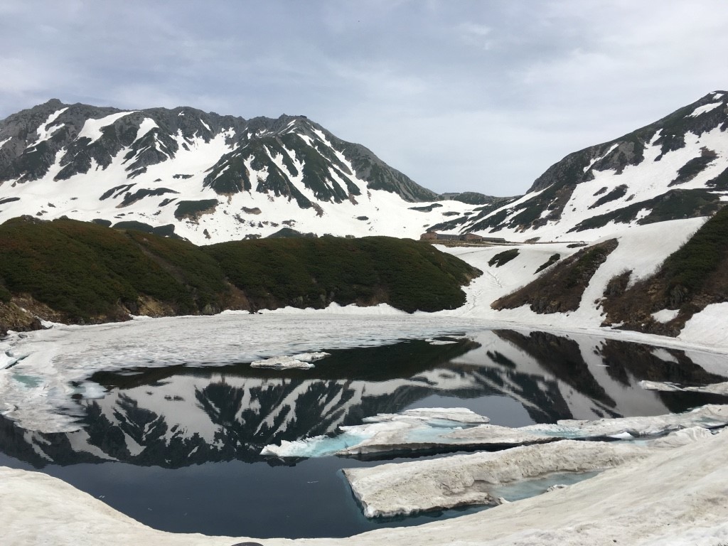 雪が積もっている山自動的に生成された説明