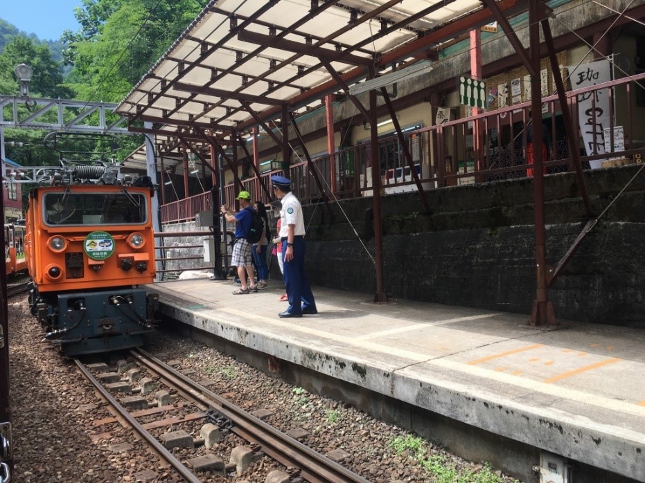 駅のホームに停まっている電車自動的に生成された説明