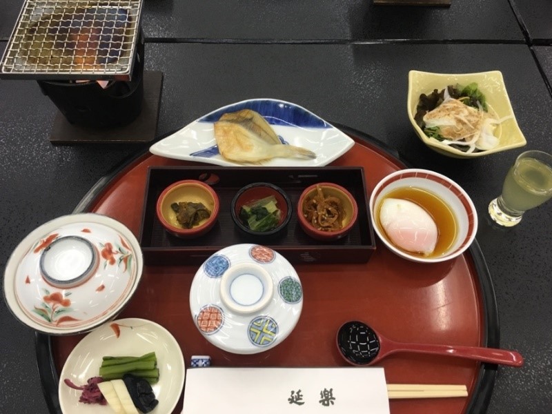 テーブルの上にあるいろんな食べ物自動的に生成された説明